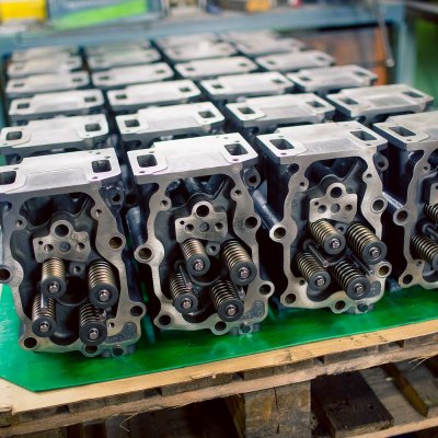 Díly motorů zemědělské techniky po renovaci