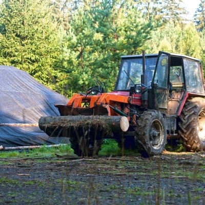 Traktor ZETOR během práce se dřevem